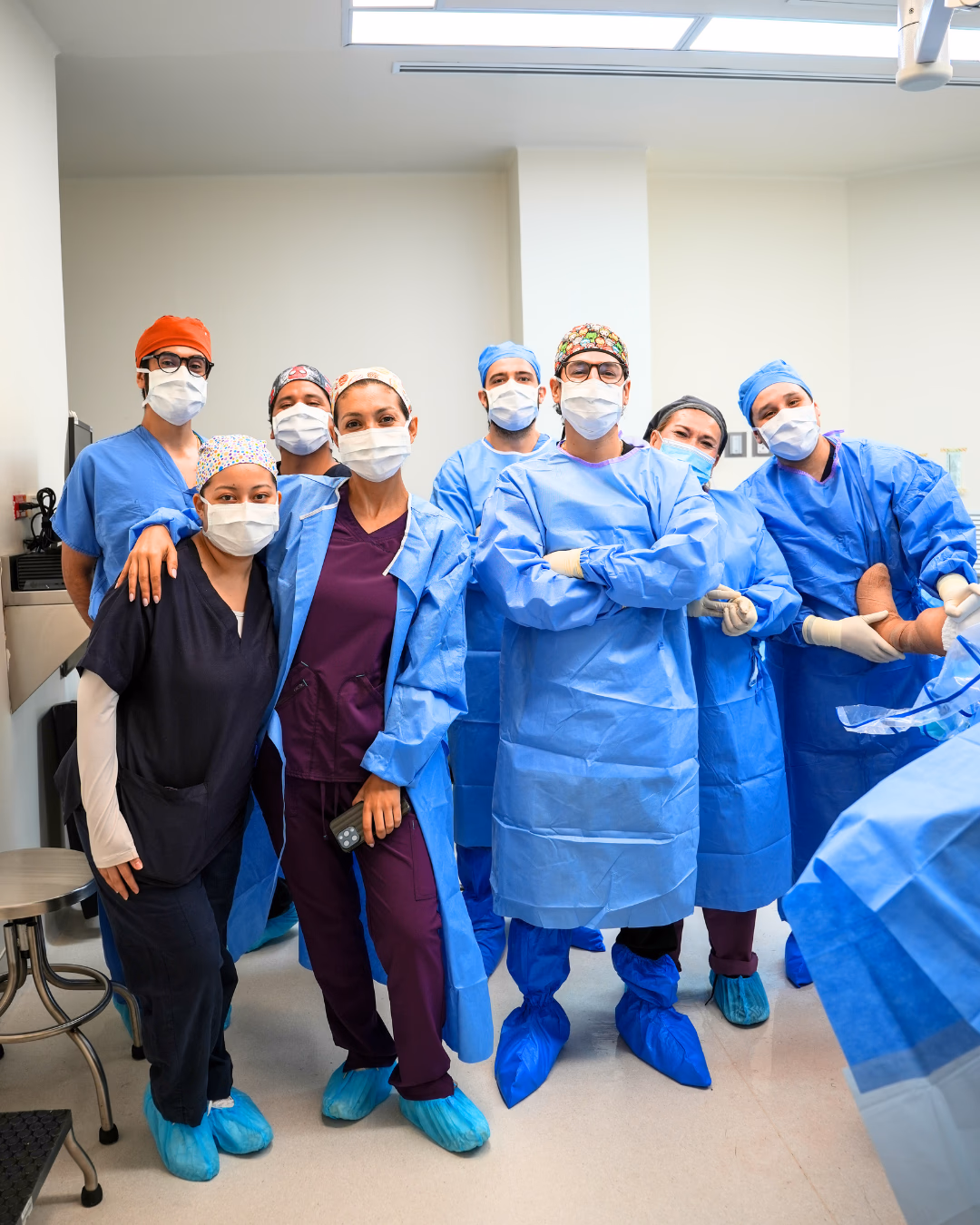 Equipo quirúrgico del Dr. Víctor López Valerio en quirófano