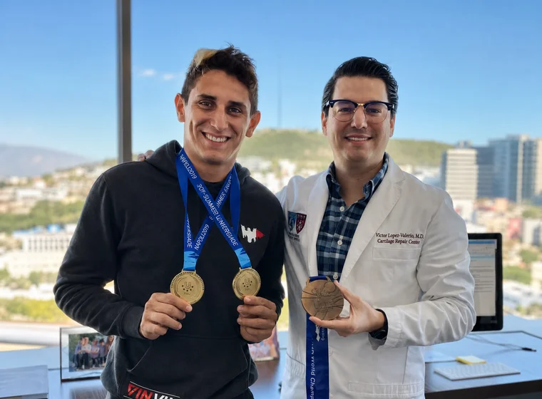 Dr. López Valerio with a patient in his orthopedics office