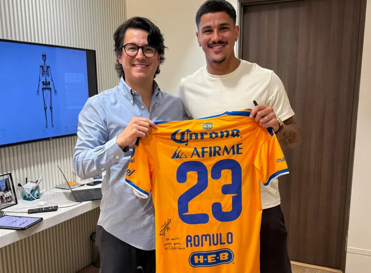 Rômulo Zwarg, jugador #23 de Tigres, paciente del Dr. Víctor López Valerio, traumatólogo en Monterrey, con su playera firmada