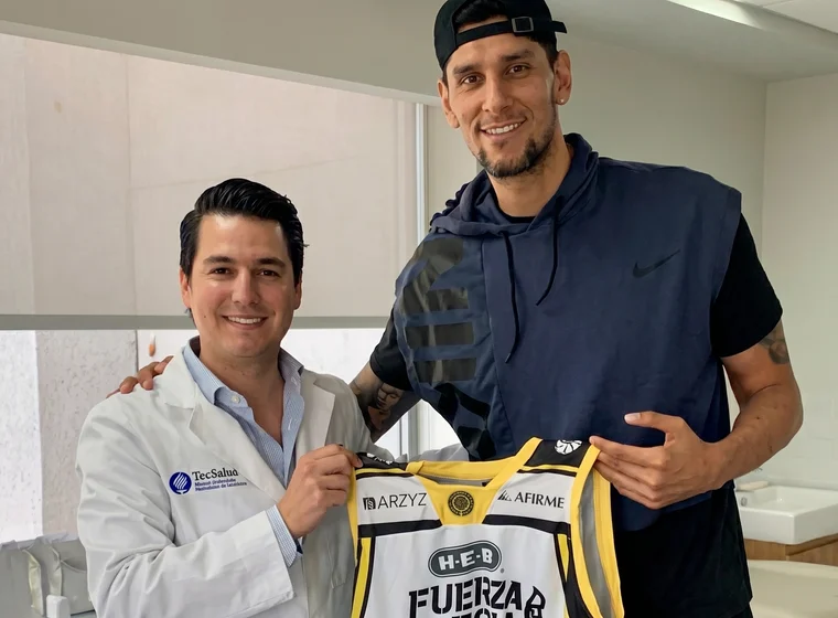 Paciente de basketball atendido por lesión de rodilla