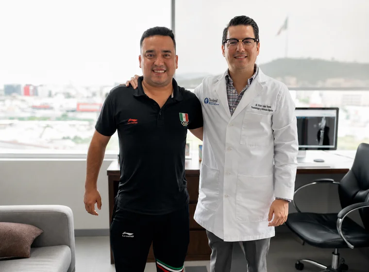 Olympic athlete patient with Dr. Víctor López Valerio in office