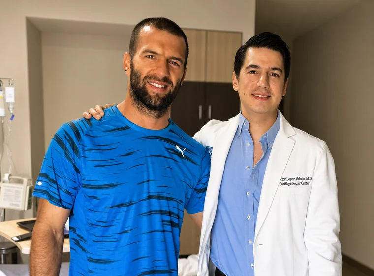 High-performance sports patient with Dr. López Valerio after knee recovery