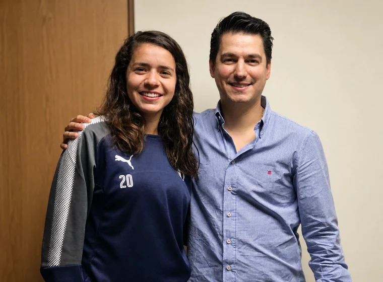 Dr. Víctor López Valerio providing care and follow-up to an injured patient